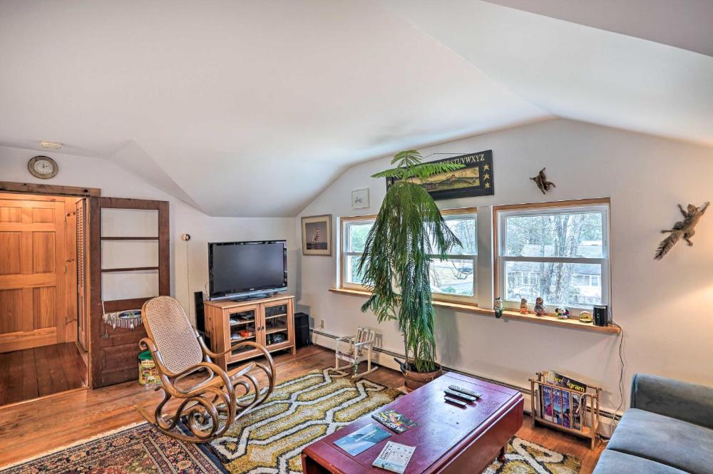 New York Vacation Rental with Smart TVs and Cable